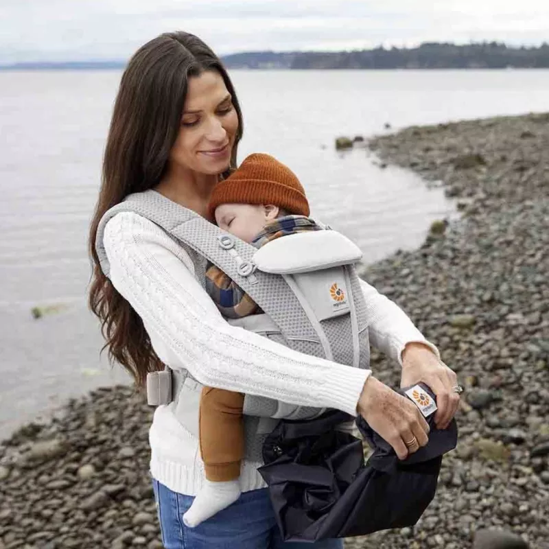 Ergobaby Funda Para Lluvia Mochila Portabebés lifestyle