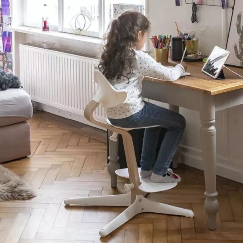 Stokke® Trona Nomi niña estudiando