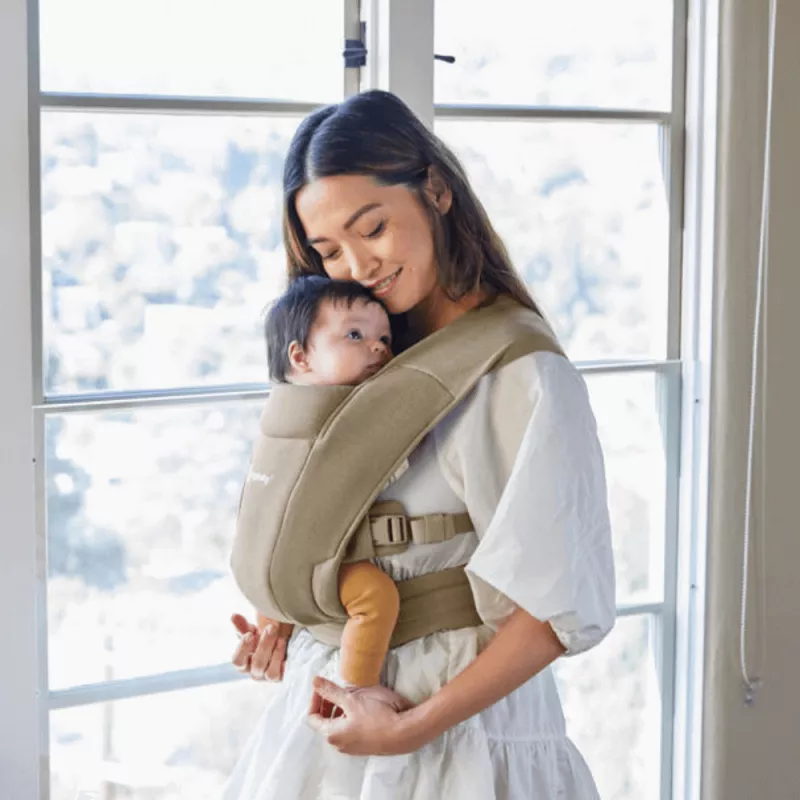 Ergobaby Embrace Mochila Portabebés Soft Olive vida