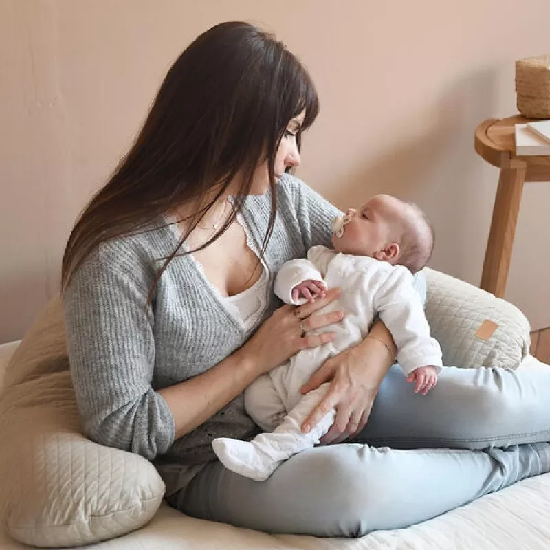 Béaba Cojín de Lactancia BIg Flopsy Fleur De Coton lino uso