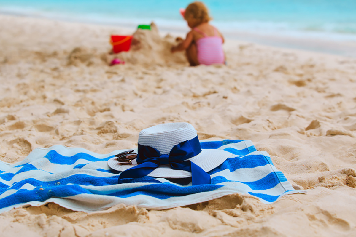 Bebés en la playa: 10 cosas que JAMÁS debes descuidar